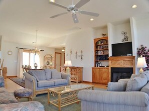 Televisión, chimenea, videojuegos y reproductor de DVD 