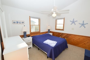 4 bedrooms, free WiFi, bed sheets - This home is nicely decorated, well maintained and offers something for everyone in the family. (South Nags Head)