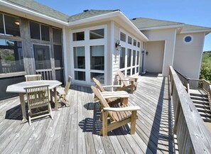 Outdoor dining - Once you arrive in Duck, North Carolina, you'll want to come and relax in Ducktron. (Duck)