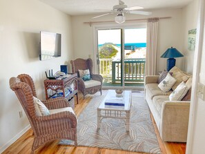 Una televisión, un reproductor de DVD, libros