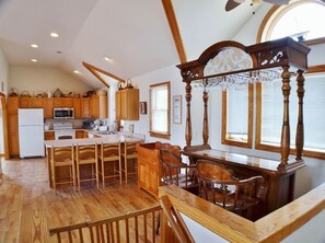 Kylskåp, mikrovågsugn, diskmaskin och matbord