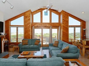 Tv, tv-spel, dvd-spelare och bordsfotboll