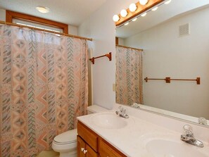 Combined shower/bathtub, towels