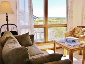 Tv, tv-spel, dvd-spelare och bordsfotboll