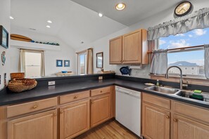 Fridge, oven, stovetop, dishwasher
