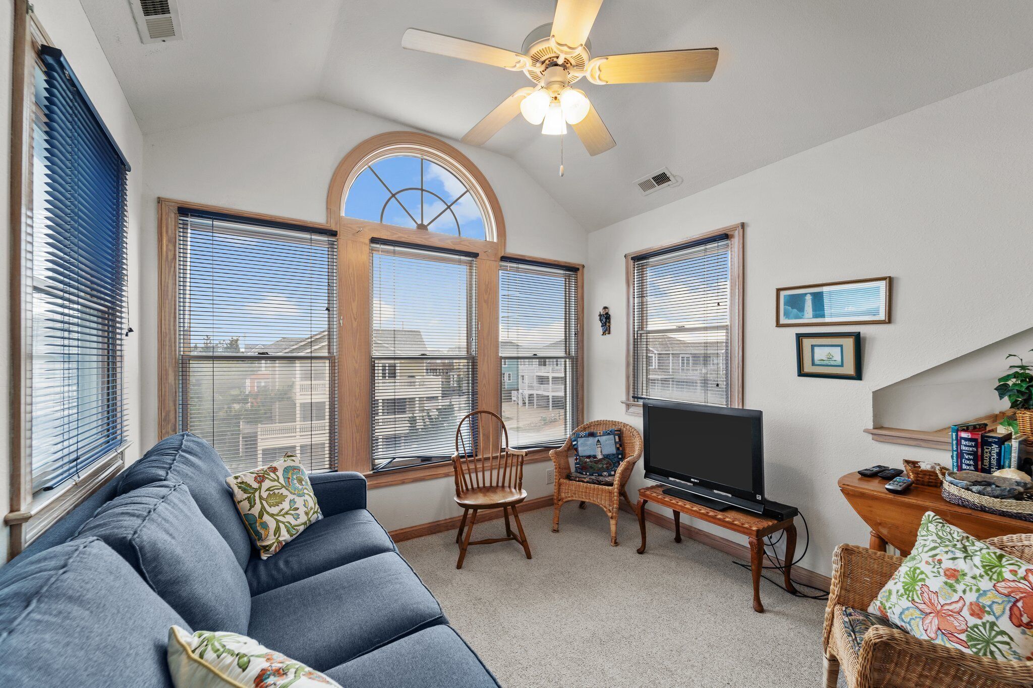 TV, DVD-spiller, bøker og stereoanlegg