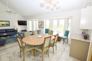 Dining - Enjoy easy beach access with beach boardwalk right across the street! (Duck)