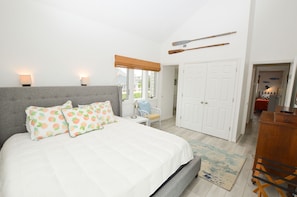 4 bedrooms, free WiFi, bed sheets - Enjoy easy beach access with beach boardwalk right across the street! (Duck)