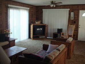 TV, DVD player, books, stereo - Great home on the OBX! (Kill Devil Hills)
