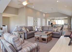 Televisión, chimenea, reproductor de DVD