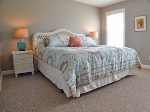 5 bedrooms, free WiFi, bed sheets - Charming Outer Banks Home (Kill Devil Hills)