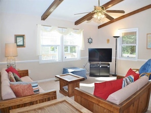 薄型テレビ、DVD プレーヤー、ステレオ