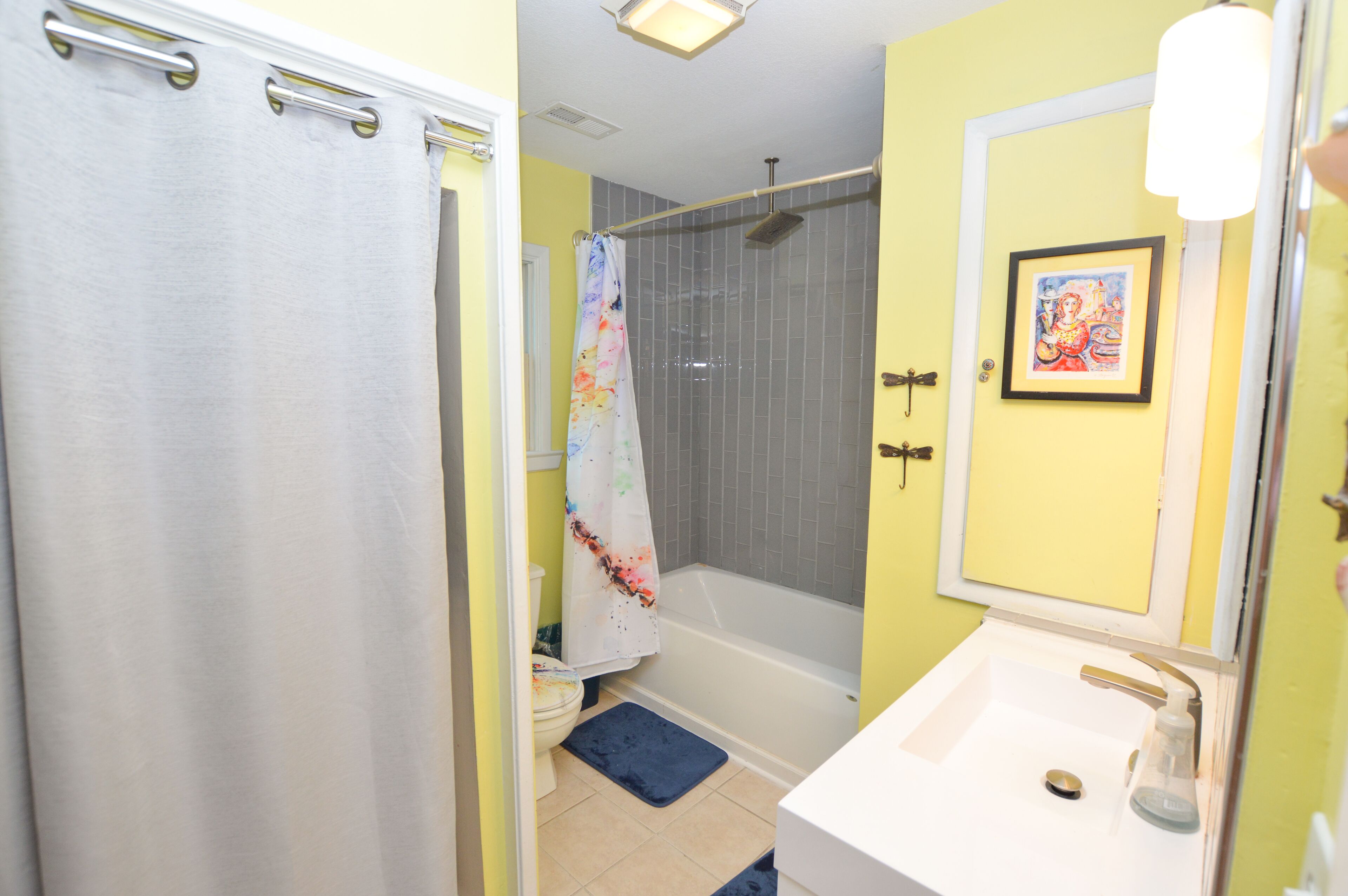 Une salle de bain avec une baignoire, des toilettes et un lavabo.