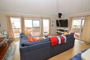 Fernseher, Kamin, DVD-Player, Bücher