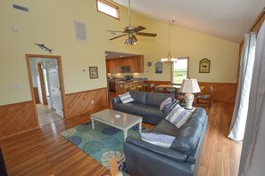 Lecteur de DVD, livres, chaîne hi-fi