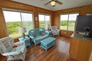 Lecteur de DVD, livres, chaîne hi-fi