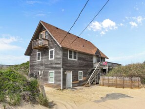 Exterior - Directly on the beach with wonderful views of the ocean. (South Nags Head)