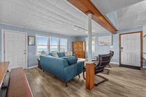 Flachbildfernseher, DVD-Player, Bücher, Videothek