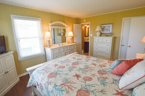 4 bedrooms, free WiFi, bed sheets - This great little Outer Banks beach home (Kill Devil Hills)