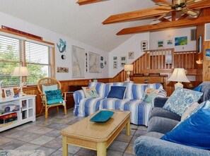 Fernseher, DVD-Player, Bücher, Stereoanlage