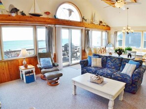 Téléviseur, foyer, lecteur de DVD, livres