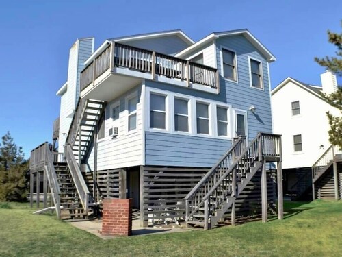Located in a calm community in South Nags Head, it is the perfect family getaway.