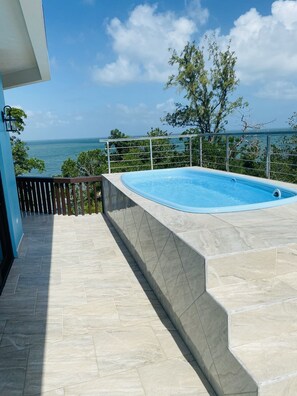 Tina de hidromasaje al aire libre