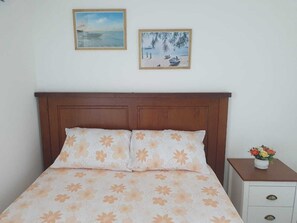 4 bedrooms, desk, iron/ironing board, free WiFi