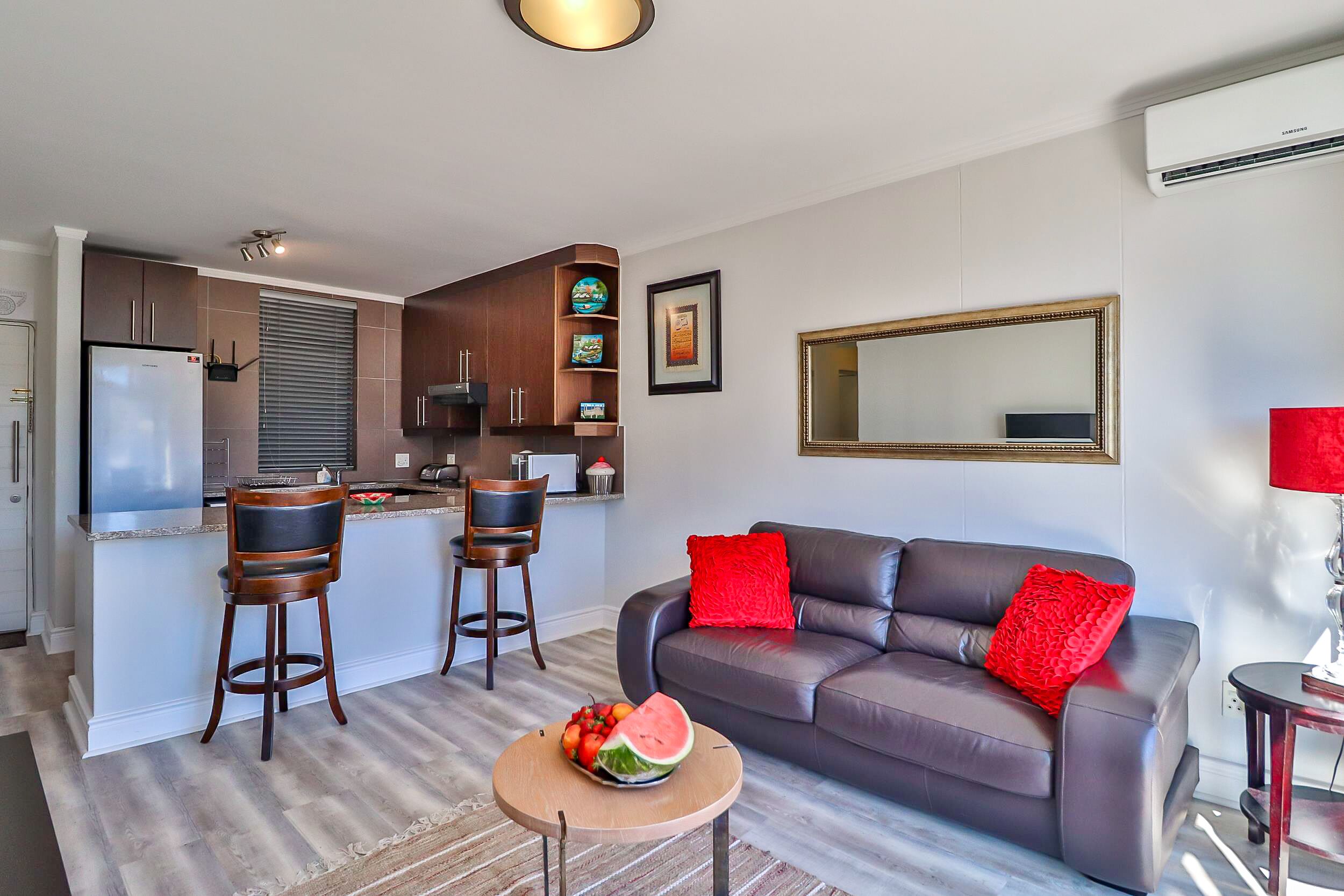 Apartamento (2 Bedrooms) | Área de estar | TV de tela plana 32 polegadas com canais digitais, TV, Netflix