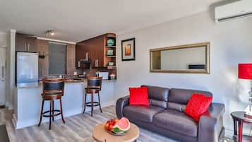 Apartamento (2 Bedrooms) | Área de estar | TV de tela plana 32 polegadas com canais digitais, TV, Netflix