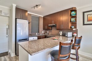Apartment (2 Bedrooms) | Private kitchen | Fridge, microwave, oven, stovetop - Quayside 1206by CTHA (Cape Town)