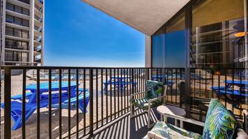 Huoneisto, 3 makuuhuonetta, parveke, valtamerinäköala (206 W) | Terassi/patio