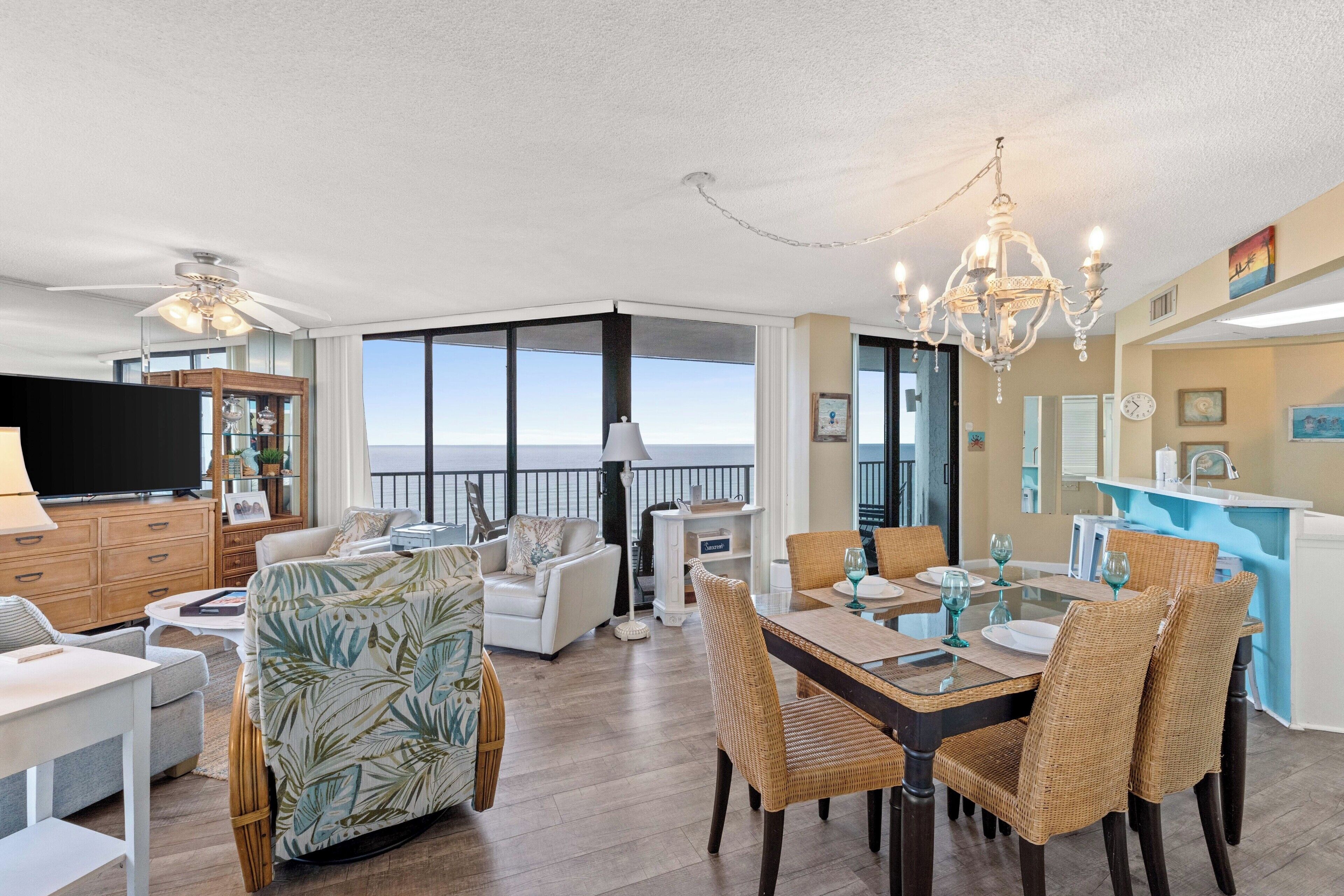 Condo panorâmico, 3 quartos, sacada, vista para o oceano (206 W) | Área de estar | TV de tela plana 32 polegadas com canais a cabo, TV