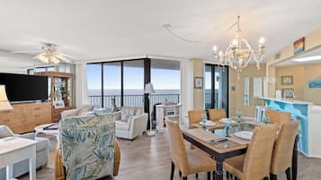 Condo panorâmico, 3 quartos, sacada, vista para o oceano (206 W) | Área de estar | TV de tela plana 32 polegadas com canais a cabo, TV