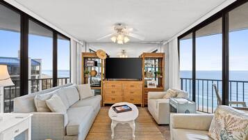 Panorama appartement, 3 slaapkamers, balkon, uitzicht op zee (206 W) | Woonruimte | Een 32-inch flatscreentelevisie met kabelzenders en televisie