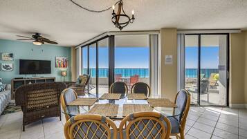 Condo, 3 habitaciones, balcón, vista al océano (206 W) | Área de sala de estar | Televisión de pantalla plana de 32 pulgadas con canales por cable