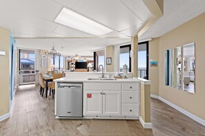 Appart'hôtel Panoramique, 3 chambres, balcon, vue océan (206 W) | Cuisine privée | Réfrigérateur, micro-ondes, four, plaque de cuisson