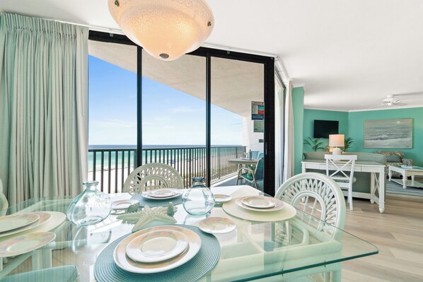 Apartment, 2 Schlafzimmer, Balkon, Meerblick (303 W) | Essbereich im Zimmer