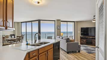 Condo, 3 Bedrooms, Balcony, Ocean View (603 W) | Private kitchen