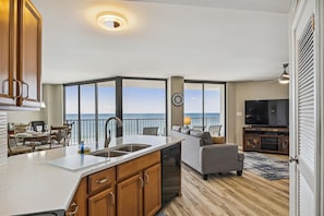 Appart'hôtel, 3 chambres, balcon, vue océan (603 W) | Cuisine privée | Réfrigérateur, micro-ondes, four, plaque de cuisson