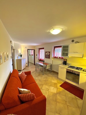 Apartment, 1 Bedroom | Private kitchen | Full-size fridge, oven, stovetop, dishwasher - Bilocale Le Colonne (Ville d'Anaunia)