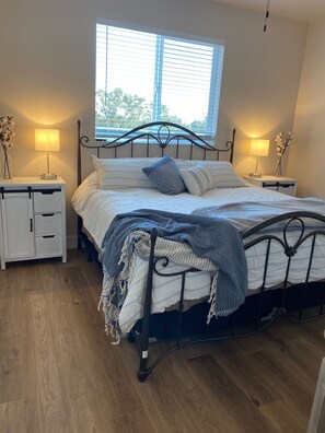 6 chambres, coffres-forts dans les chambres, bureau