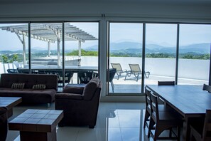 Căn hộ có tầm nhìn toàn cảnh | Khu phòng khách | TV màn hình phẳng 32-inch có truyền hình cáp, TV 