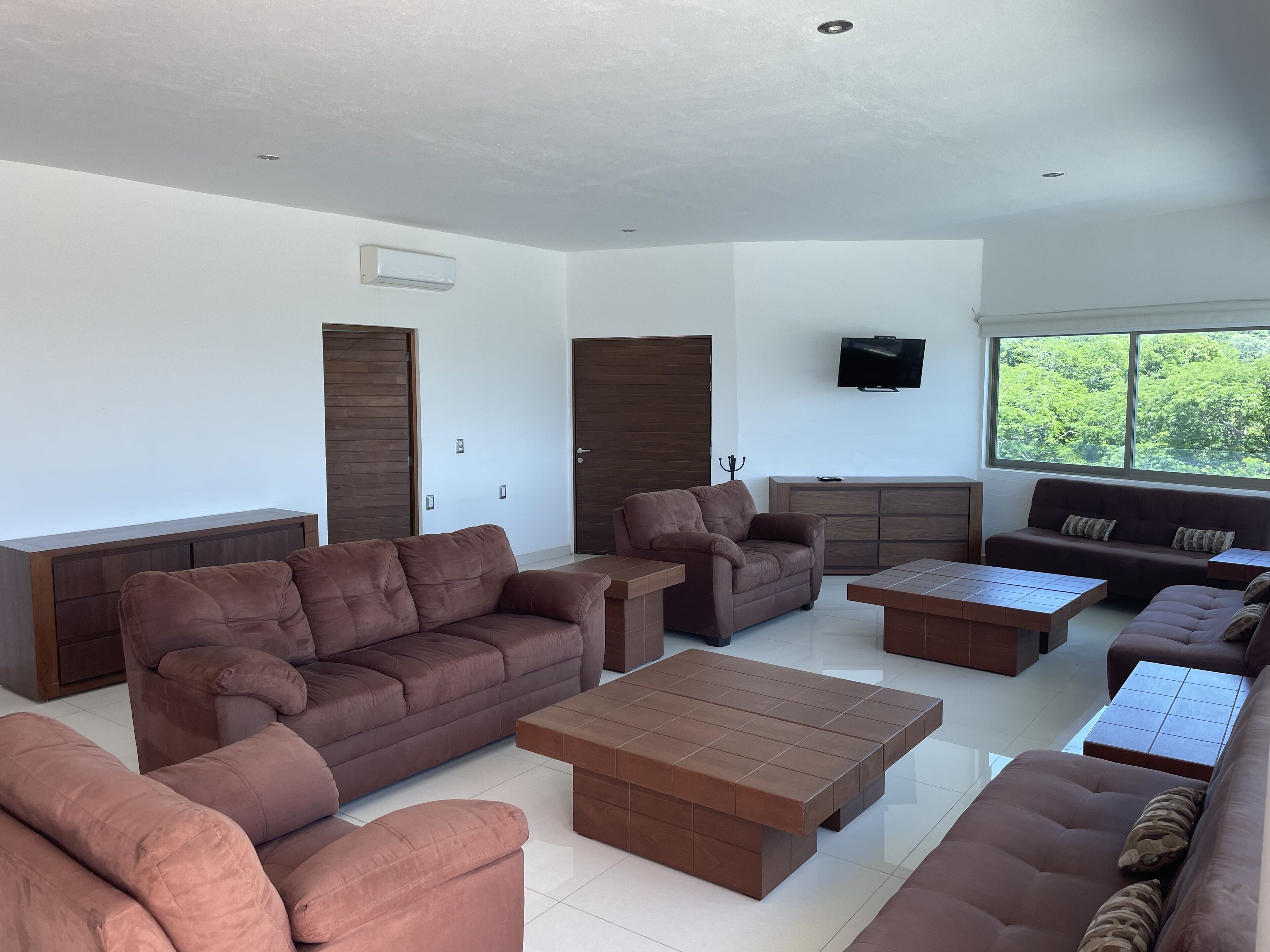 panoramic apartment | living area | 32-inch flat-screen tv with cable channels, tv