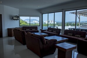 Căn hộ có tầm nhìn toàn cảnh | Khu phòng khách | TV màn hình phẳng 32-inch có truyền hình cáp, TV 