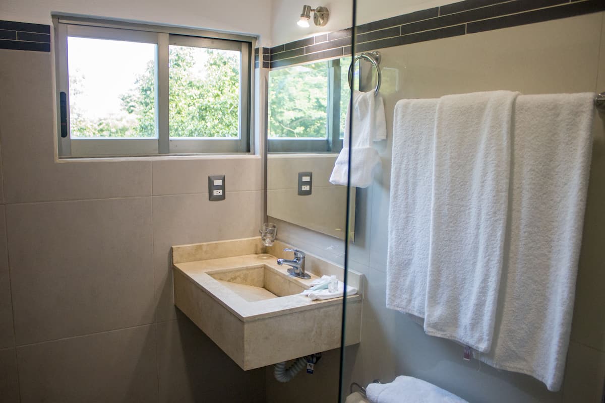 Comfort suite | Badkamer | Een douche, een regendouche, gratis toiletartikelen, handdoeken
