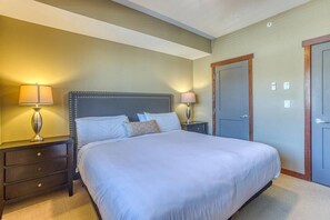 2 bedrooms, desk, iron/ironing board, free WiFi - Spacious Condo Steps from Main Street (Canmore)