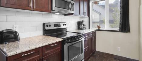 Een koelkast, een microgolfoven, een oven, een kookplaat