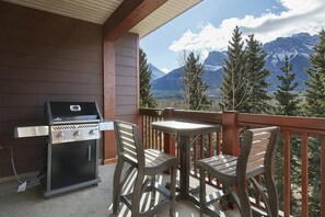 Outdoor dining - Beautiful Mtn Views w Hot Tub (Canmore)