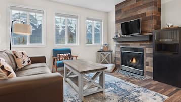 Una televisión, una chimenea